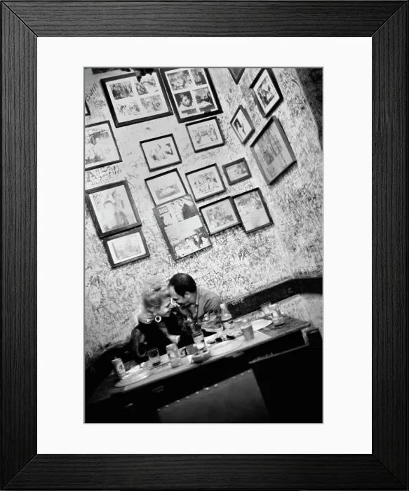 Framed Print : Romantic couple in a restaurant, Cuba Framed Print : Romantic couple in a restaurant, Cuba