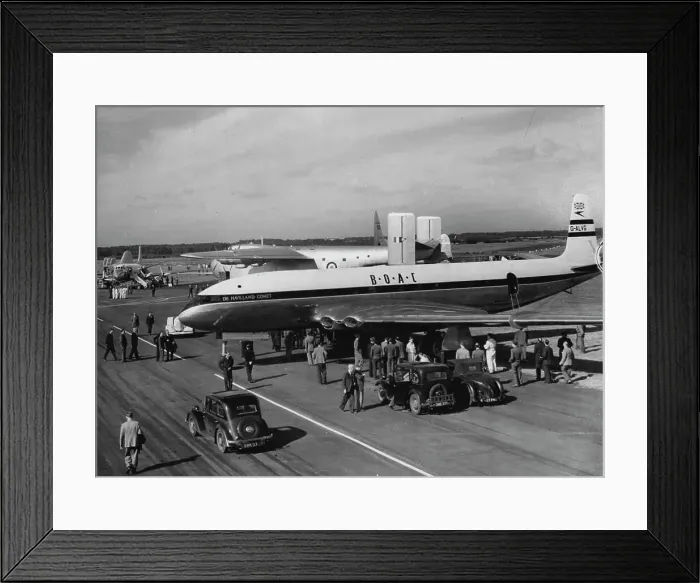 Framed Print : Eyes On The Comet -- Technicians cluster round the De Havilland Coemt Framed Print : Eyes On The Comet -- Technicians cluster round the De Havilland Coemt
