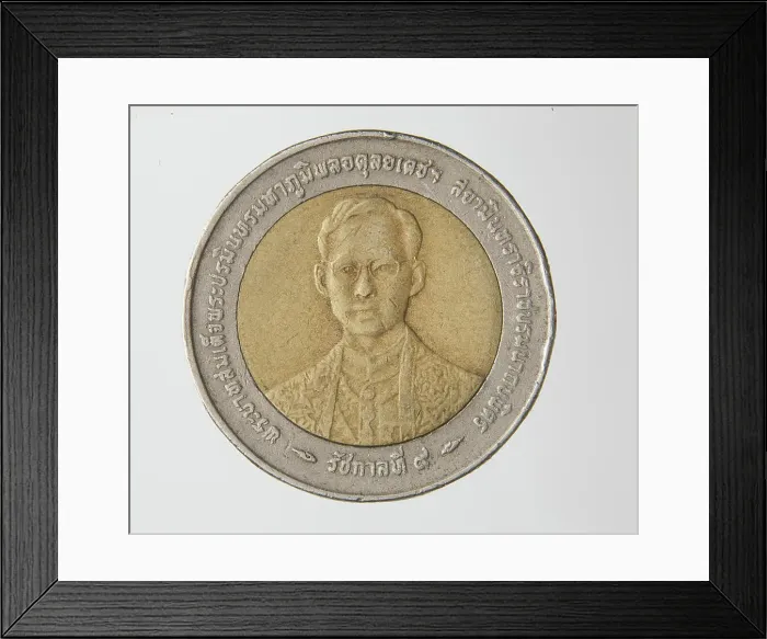 Framed Print : Circulation coin: Thailand, frame IX (1946 ), 10 Baht, 1996 (2539 BE). 50. Anniversary of the reign of the IX framework Framed Print : Circulation coin: Thailand, frame IX (1946 ), 10 Baht, 1996 (2539 BE). 50. Anniversary of the reign of the IX framework