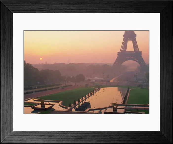 Framed Print : The Eiffel Tower at dawn, Paris, France, Europe Framed Print : The Eiffel Tower at dawn, Paris, France, Europe