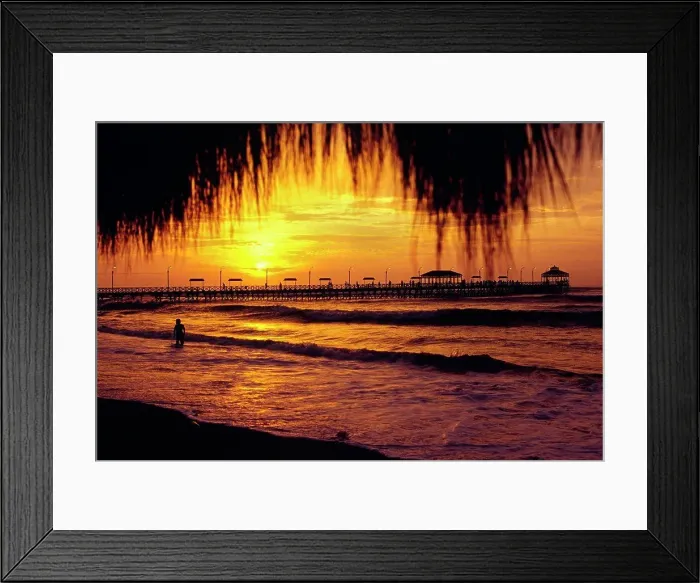 Framed Print : The sun sets over the Pacific, silhouetting the jetty at Huanchaco, on the north coast of Peru Framed Print : The sun sets over the Pacific, silhouetting the jetty at Huanchaco, on the north coast of Peru