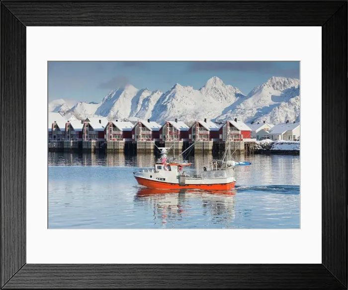 Framed Print : Fishing boat in front of the harbour at Svolvaer in winter. Lofoten, Norway en Framed Print : Fishing boat in front of the harbour at Svolvaer in winter. Lofoten, Norway en