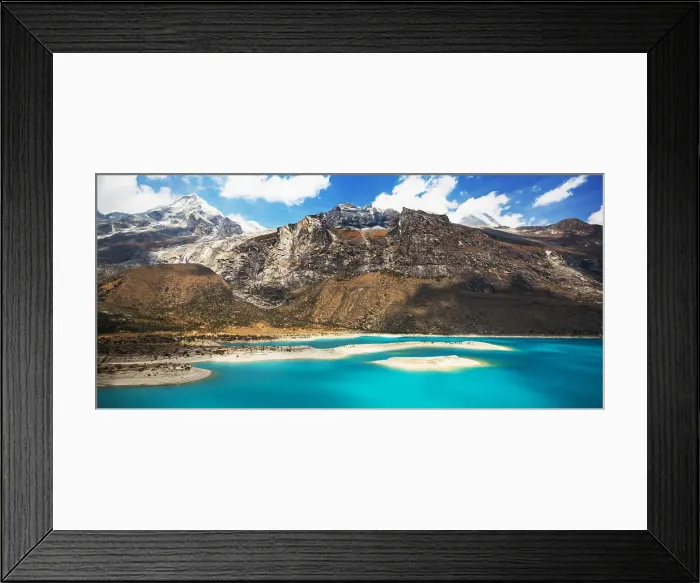 Framed Print : Die Cordillera Blanca in den nördlichen Anden Perus ist mit einer Länge von 180 km und über 50 Bergen über 5700 m die Framed Print : Die Cordillera Blanca in den nördlichen Anden Perus ist mit einer Länge von 180 km und über 50 Bergen über 5700 m die
