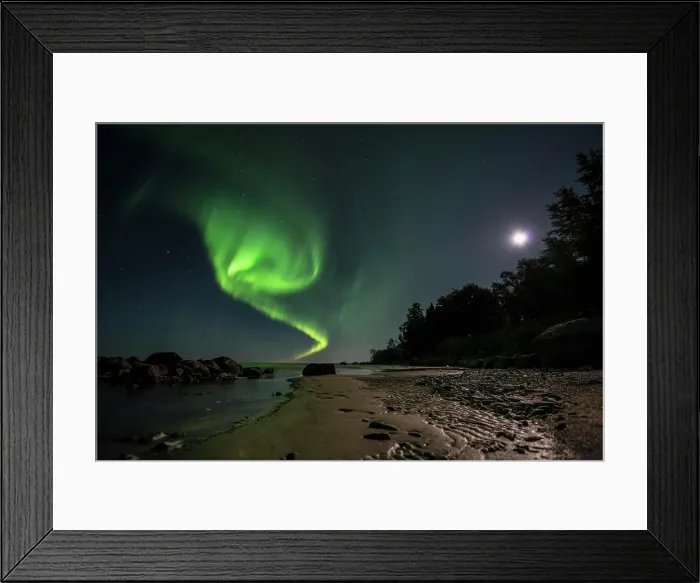 Framed Print : Aurora dancing over water under a full moon in Lake Winnipeg, Manitoba Canada Framed Print : Aurora dancing over water under a full moon in Lake Winnipeg, Manitoba Canada
