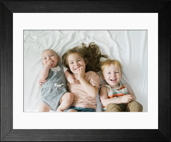 Framed Print : Portrait of siblings (6-11 months, 2-3) lying on bed Framed Print : Portrait of siblings (6-11 months, 2-3) lying on bed