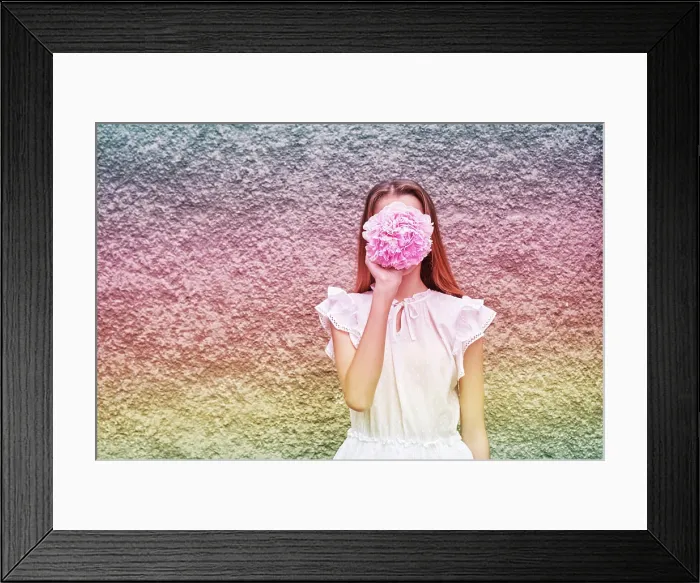 Framed Print : Mädchen verstecken Gesicht. Rosa Pfingstrose gesichtslose Frau