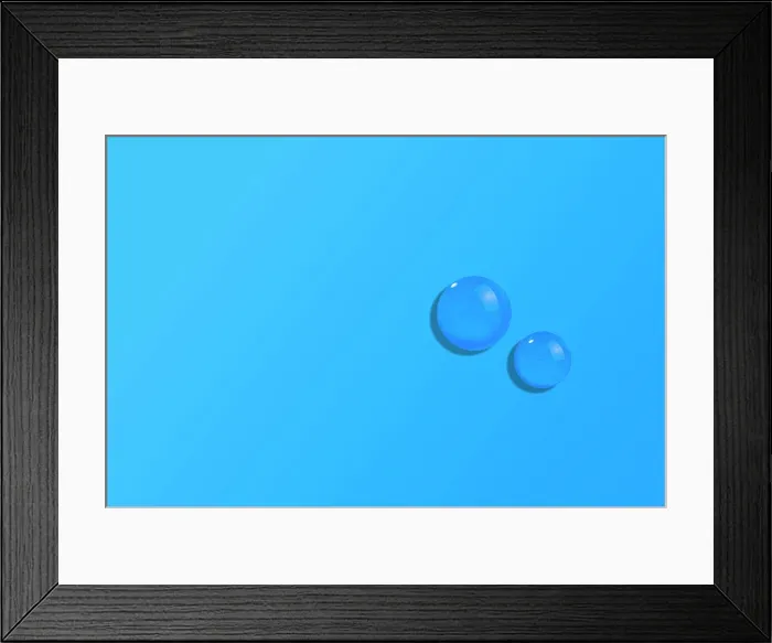 Framed Print : Flüssige oder transparente Gel-Tropfen auf blauem Hintergrund mit Farbverlauf