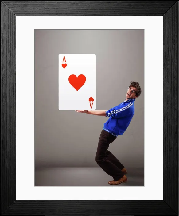 Framed Print : Junge Mann, der ein rotes Herz hält Attractive young man holding a red heart ace LicenseRF
