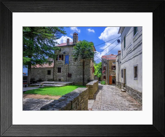 Framed Print : Künstlerort und Bergdorf Groznjan, Istrien, Kroatien, Europa