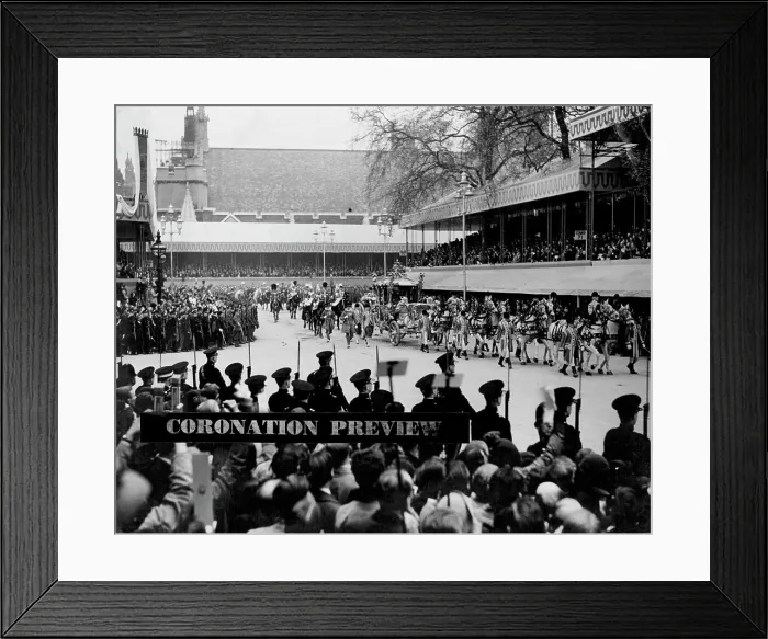 Framed Print : The Royal Coach approaching the Abbey. May 12, 1937. (Photo by London News Agency Photos Ltd.) Framed Print : The Royal Coach approaching the Abbey. May 12, 1937. (Photo by London News Agency Photos Ltd.)