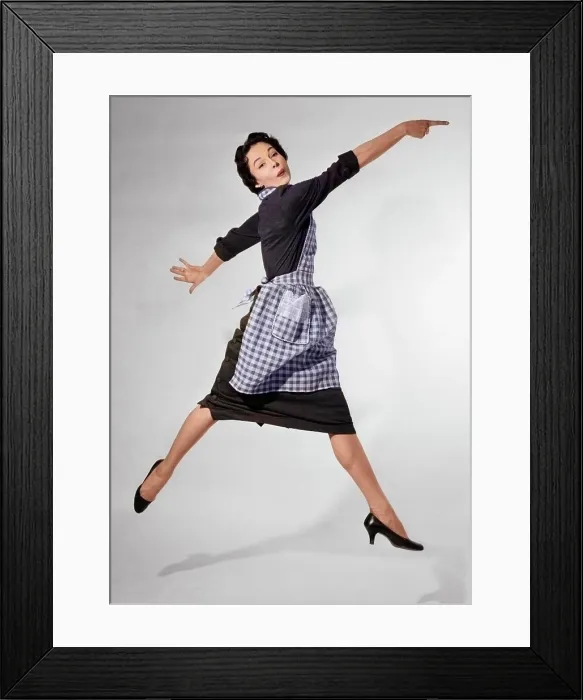 Framed Print : 1950s WOMAN HOUSEWIFE IN GINGHAM APRON RUNNING AND JUMPING INTO AIR SMILING AND POINTING INDEX FINGER LOOKING AT CAMERA Framed Print : 1950s WOMAN HOUSEWIFE IN GINGHAM APRON RUNNING AND JUMPING INTO AIR SMILING AND POINTING INDEX FINGER LOOKING AT CAMERA