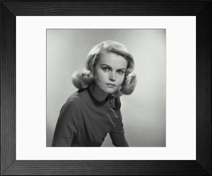 Framed Print : Portrait of a young woman Framed Print : Portrait of a young woman
