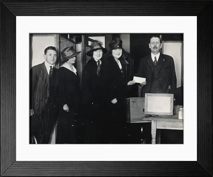 Framed Print : Suffragettes c. 1922 Framed Print : Suffragettes c. 1922