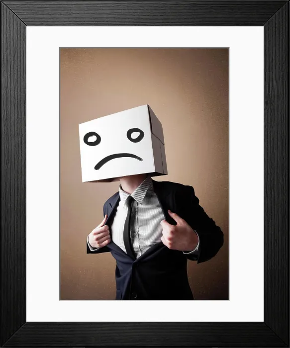Framed Print : Geschäftsmann gesturing mit Karton auf seinem Kopf mit traurigem Gesicht Businessman standing Framed Print : Geschäftsmann gesturing mit Karton auf seinem Kopf mit traurigem Gesicht Businessman standing