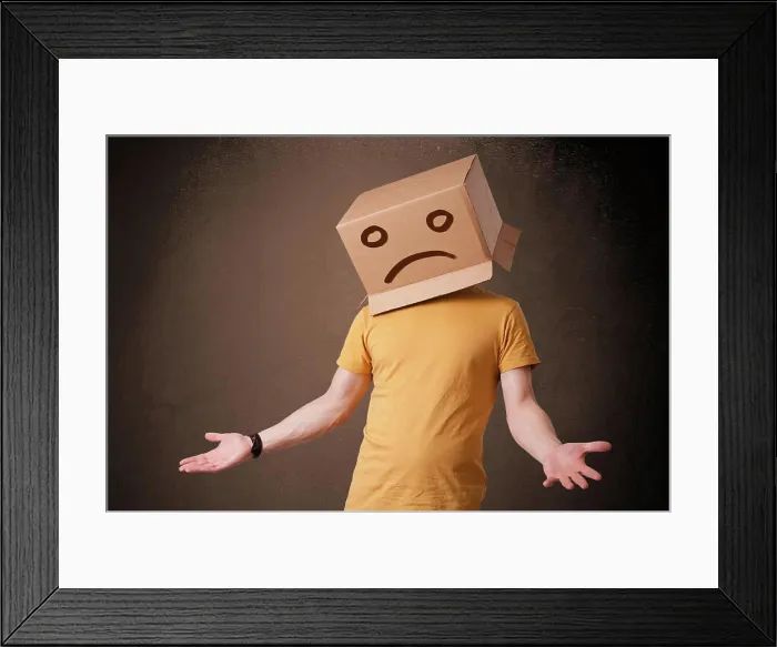 Framed Print : Junger Mann mit einem braunen Karton auf seinem Kopf mit traurigem Gesicht Young man standing with a brown cardboard Framed Print : Junger Mann mit einem braunen Karton auf seinem Kopf mit traurigem Gesicht Young man standing with a brown cardboard