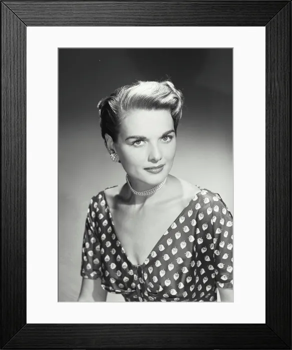 Framed Print : Portrait of a young woman