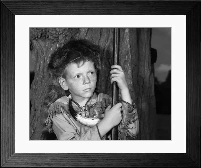 Framed Print : 1950s BOY WEARING RACCOON SKIN HAT FRINGED WESTERN STYLE JACKET WITH POWDER HORN AND ANTIQUE RIFLE Framed Print : 1950s BOY WEARING RACCOON SKIN HAT FRINGED WESTERN STYLE JACKET WITH POWDER HORN AND ANTIQUE RIFLE