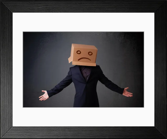 Framed Print : Junger Mann mit einem braunen Karton auf seinem Kopf mit traurigem Gesicht Young man standing with a brown cardboard Framed Print : Junger Mann mit einem braunen Karton auf seinem Kopf mit traurigem Gesicht Young man standing with a brown cardboard