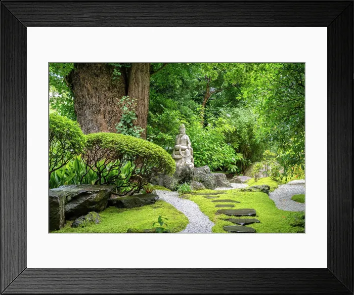 Framed Print : Kannon-Statue im Zen-Garten des Hokoku-ji-Schreins Framed Print : Kannon-Statue im Zen-Garten des Hokoku-ji-Schreins