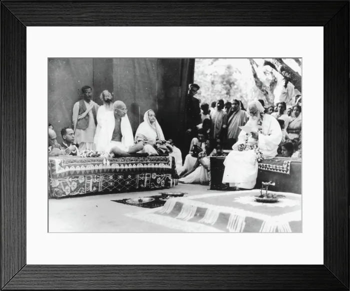Framed Print : Poet Rabindranath Tagore delivering an address of welcome to Mahatma Gandhi and his wife Kasturba Framed Print : Poet Rabindranath Tagore delivering an address of welcome to Mahatma Gandhi and his wife Kasturba
