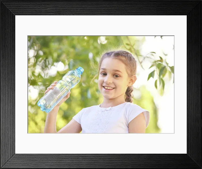 Framed Print : Kaukasisches junges Mädchen, das ein erfrischendes Getränk im Freien im Sonnenlicht genießt Framed Print : Kaukasisches junges Mädchen, das ein erfrischendes Getränk im Freien im Sonnenlicht genießt