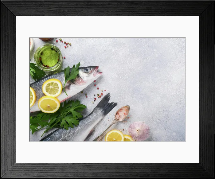 Framed Print : Frischer Fisch. Sea Bass roh mit Salz