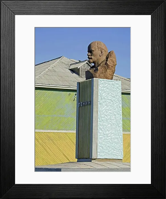 Framed Print : Statue of Lenin in Barentsburg, Svalbard, Spitsbergen, Norway, Europe Framed Print : Statue of Lenin in Barentsburg, Svalbard, Spitsbergen, Norway, Europe