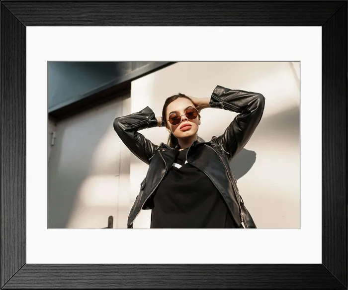 Framed Print : Trendy junge schöne Frau Modell in der Mode schwarze Kleidung mit Leder stilvolle Jacke mit Vintage Runde Sonnenbrille