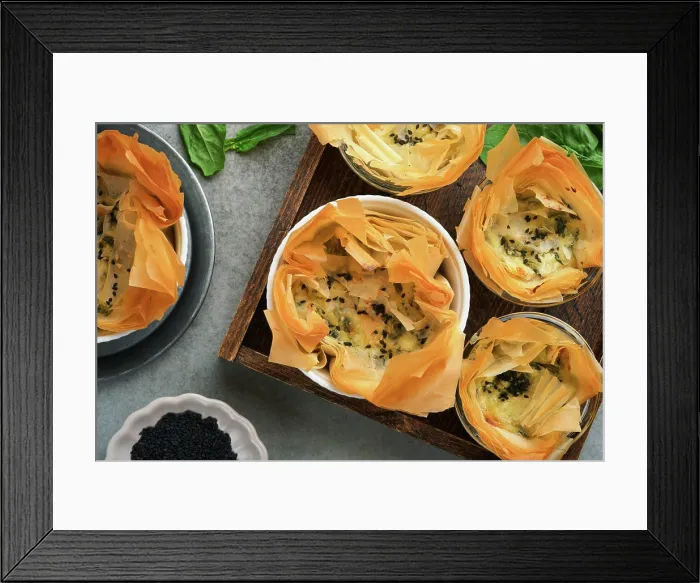 Framed Print : Filo-Pasteten mit weichem Feta-Käse und Spinat in Keramik-Formen auf alten grauen Tisch Hintergrund Framed Print : Filo-Pasteten mit weichem Feta-Käse und Spinat in Keramik-Formen auf alten grauen Tisch Hintergrund