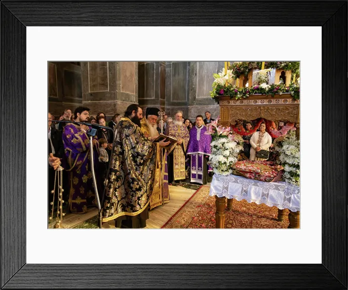 Framed Print : Orthodoxe Priester bei der Messe Orthodoxe Priester am Epitaphios bei der Messe am Karfreitag im Katholikon des Kloster