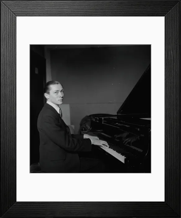 Framed Print : Anefo photo collection. Hie Holland England / Anefo London series Framed Print : Anefo photo collection. Hie Holland England / Anefo London series
