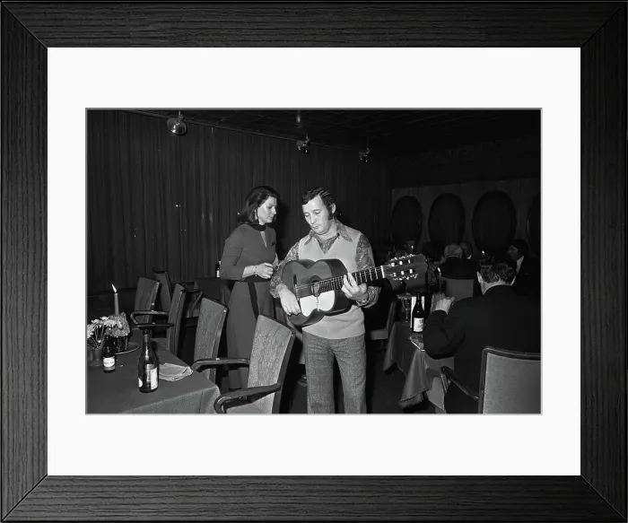 Framed Print : Anefo photo collection. Troubadour in Esso Motor Hotel, commission Het Parool. December 15, 1972 Framed Print : Anefo photo collection. Troubadour in Esso Motor Hotel, commission Het Parool. December 15, 1972