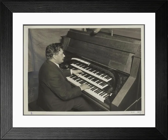 Framed Print : Elsevier photo collection. Organist Huber Cuypert. 1929