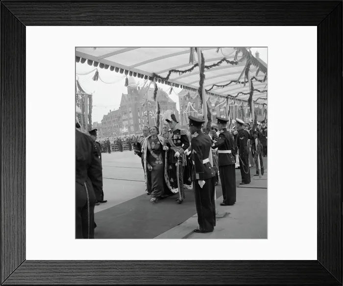 Framed Print : Poll photo collection. Troon distance Queen Wilhelmina  /  Inauguration of Queen Juliana