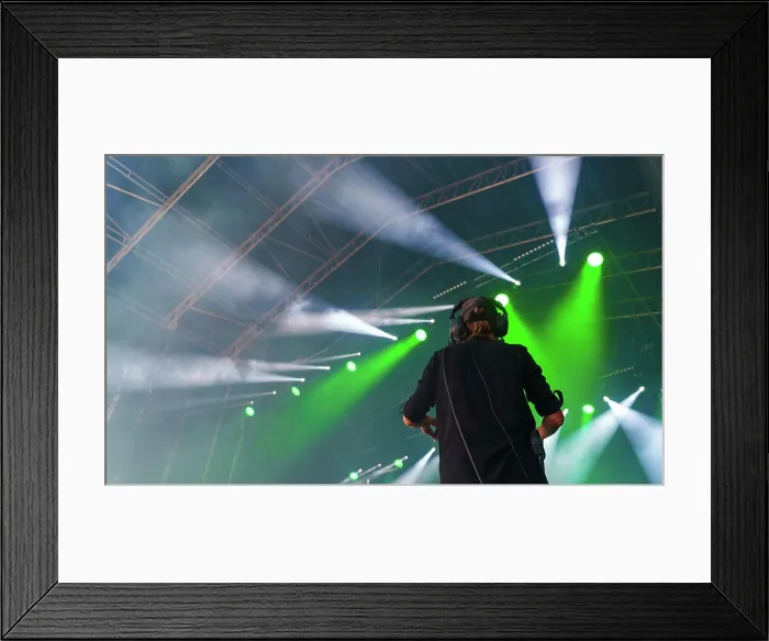 Framed Print : Professionelle Kamerafrau, die ein Live-Konzert auf einen Camcorder überträgt Framed Print : Professionelle Kamerafrau, die ein Live-Konzert auf einen Camcorder überträgt
