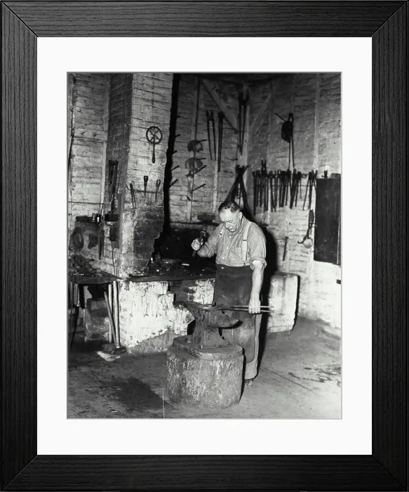 Framed Print : Vintage Photograph. Blacksmith pounding out horseshoe on anvil Framed Print : Vintage Photograph. Blacksmith pounding out horseshoe on anvil
