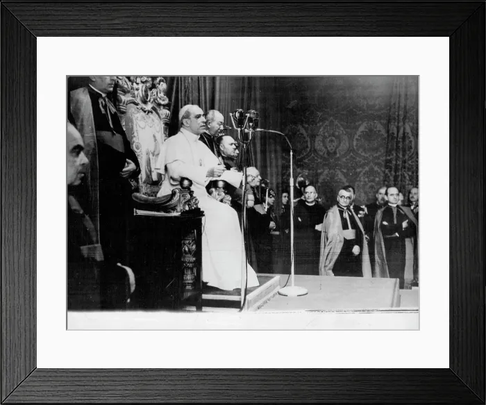 Framed Print : Pope Delivers Christmas MessagePhoto shows:-The Pope Delivers his Christmas Message from his Throne at the Vatican Framed Print : Pope Delivers Christmas MessagePhoto shows:-The Pope Delivers his Christmas Message from his Throne at the Vatican