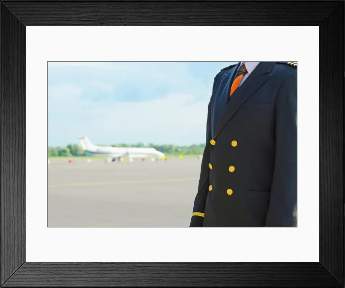 Framed Print : Pilot auf dem Flugplatz. Platz für Ihren Text