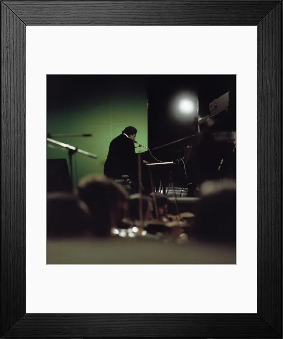 Framed Print : Anefo photo collection. Grand Gala du Disque popular; Barry white piano. 1974 Framed Print : Anefo photo collection. Grand Gala du Disque popular; Barry white piano. 1974