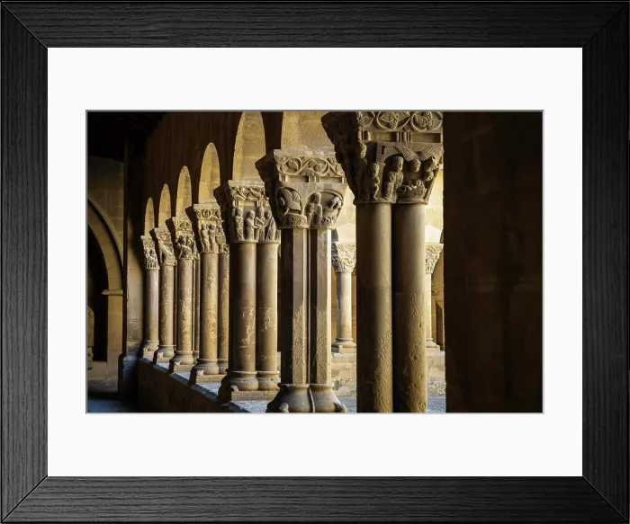 Framed Print : Kreuzgang von San Pedro el viejo mit Rundbögen Framed Print : Kreuzgang von San Pedro el viejo mit Rundbögen
