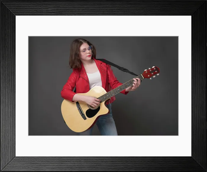 Framed Print : Nette Frau übt spanische Akustikgitarre und schafft eine lebhafte Atmosphäre Cute woman practicing Spanish acoustic Framed Print : Nette Frau übt spanische Akustikgitarre und schafft eine lebhafte Atmosphäre Cute woman practicing Spanish acoustic