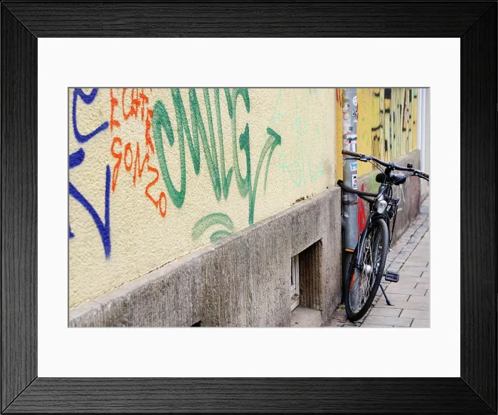 Framed Print : sozialer Brennpunkt / Graffiti an einer Wohnhauswand / angeschlossenes Fahrrad *** social Focus Graffiti to a Framed Print : sozialer Brennpunkt / Graffiti an einer Wohnhauswand / angeschlossenes Fahrrad *** social Focus Graffiti to a