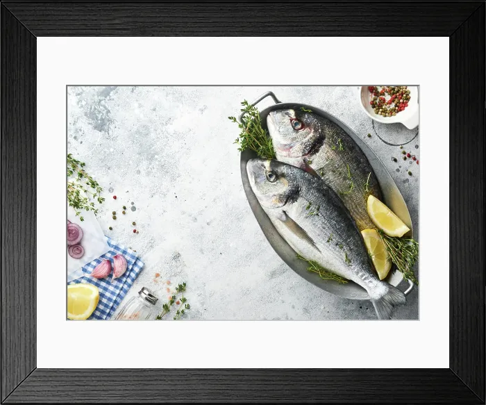 Framed Print : Rohe Goldbrasse oder frischer Fisch mit Zutaten für die Zubereitung von Zitrone Framed Print : Rohe Goldbrasse oder frischer Fisch mit Zutaten für die Zubereitung von Zitrone