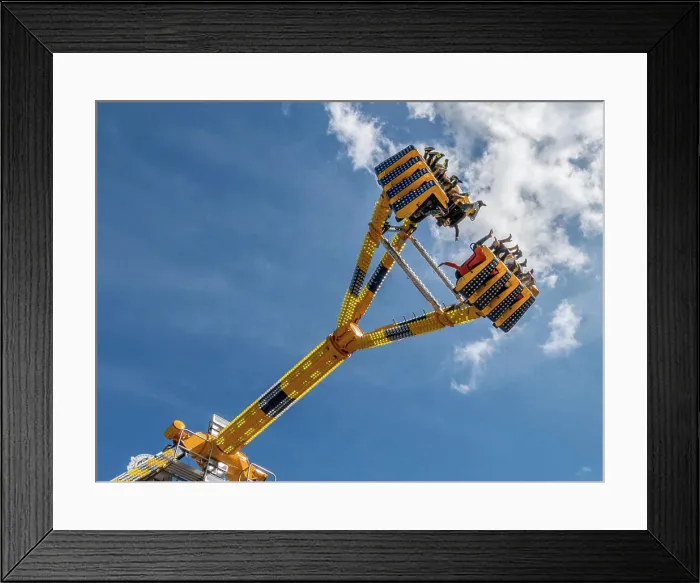 Framed Print : Fahrt in den Himmel auf der Kirmes Framed Print : Fahrt in den Himmel auf der Kirmes