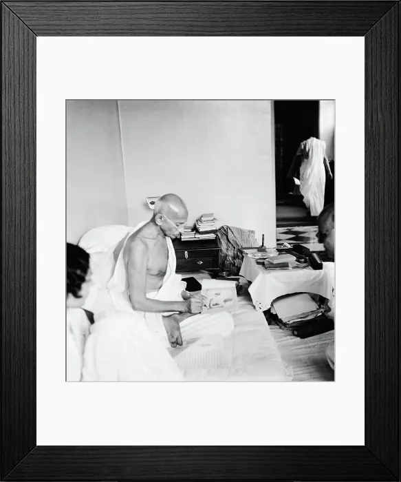 Framed Print : Mahatma Gandhi signing his photograph at Birla House, Mumbai, 1940 NO MR Copyright: xVithalbhaixJhaveri / DinodiaxPhotox Framed Print : Mahatma Gandhi signing his photograph at Birla House, Mumbai, 1940 NO MR Copyright: xVithalbhaixJhaveri / DinodiaxPhotox