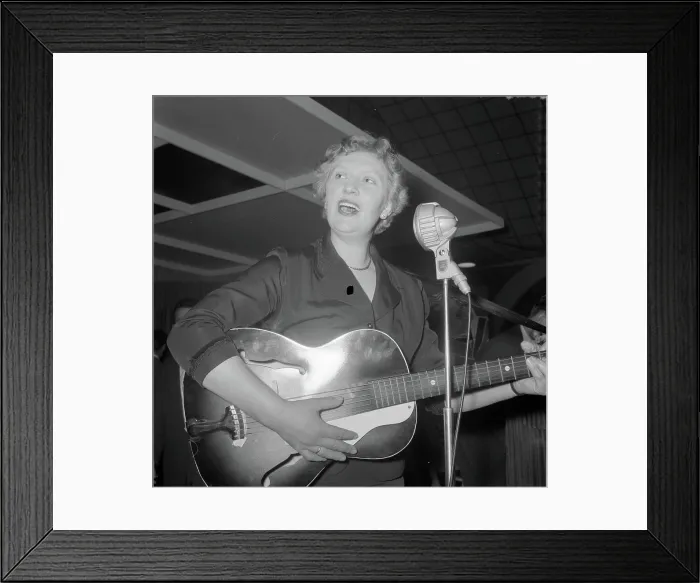 Framed Print : Anefo photo collection. Singing housewife 1957 Framed Print : Anefo photo collection. Singing housewife 1957