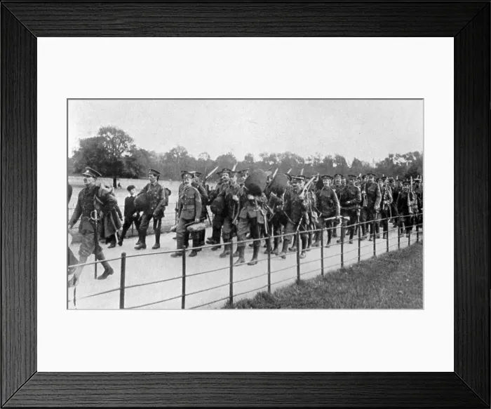 Framed Print : British regular army: Coldstream Guards in field uniform carrying rifles and kitbags, c1914 Framed Print : British regular army: Coldstream Guards in field uniform carrying rifles and kitbags, c1914