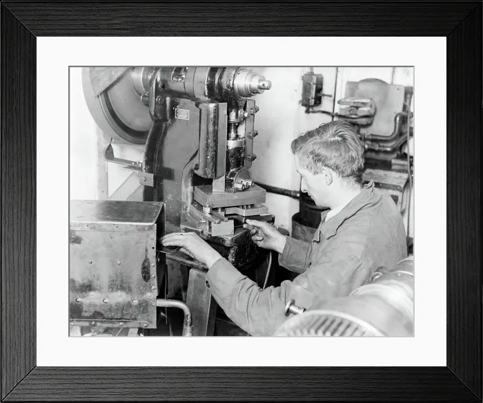 Framed Print : Poll photo collection. Manufacture of varadine flushing set. Manufacture of the Vardijne rinses at Leko in Utrecht. 1932