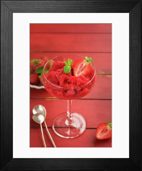 Framed Print : Erdbeer-Granita oder frisches Beeren-Sorbet im Glas auf alten roten Holztisch Hintergrund
