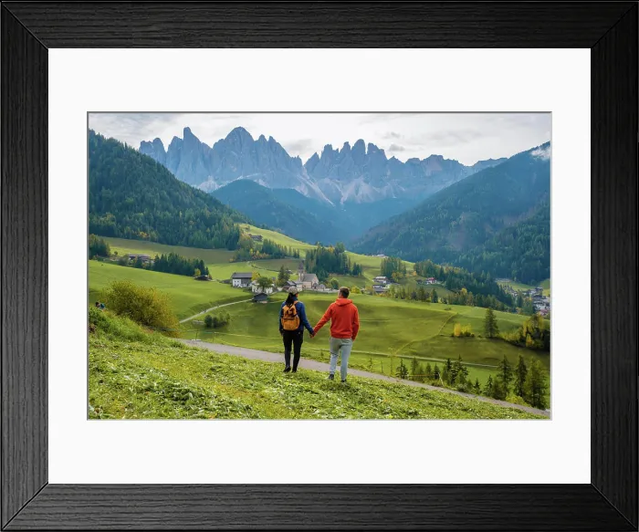 Framed Print : Ein Paar spaziert Hand in Hand durch die üppigen Täler der Dolomiten Framed Print : Ein Paar spaziert Hand in Hand durch die üppigen Täler der Dolomiten